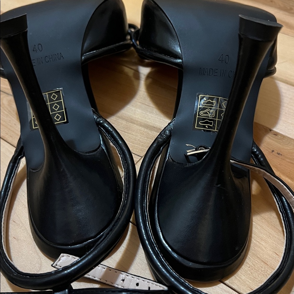 RAID Black Women's Heels with Bow Accent - Picture 7 of 17